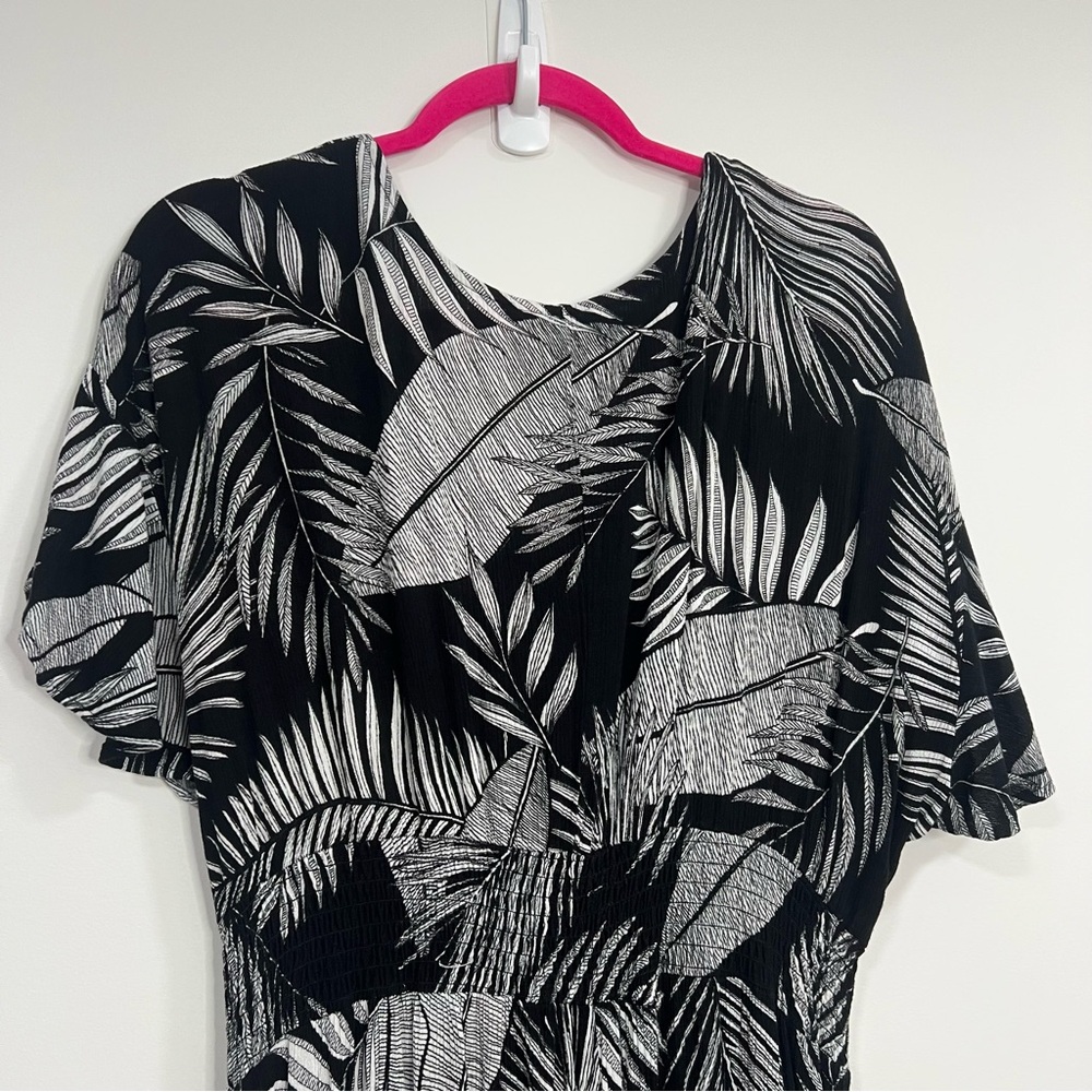 Tropical Dress‎ Black and Gray Leaf Print Maxi V-Neck Side Slit Cinched Waist - Picture 3 of 7